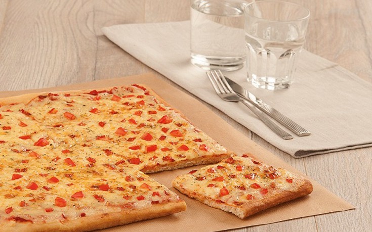 Νέα τετράγωνη πίτσα με λεπτή ιταλική ζύμη