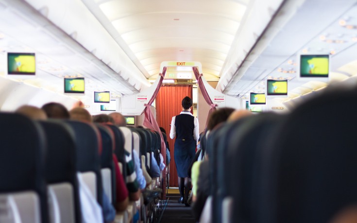 Αεροσυνοδοί αποκαλύπτουν τα μυστικά που δεν λένε ποτέ στους επιβάτες