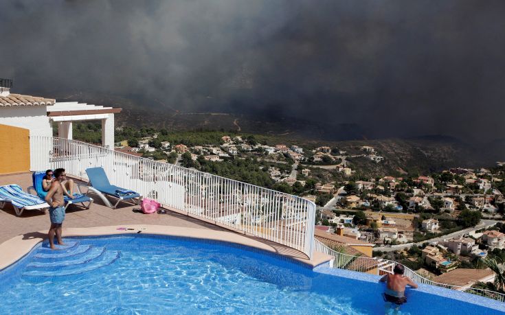 Μάχη με τις φλόγες στην ανατολική Ισπανία