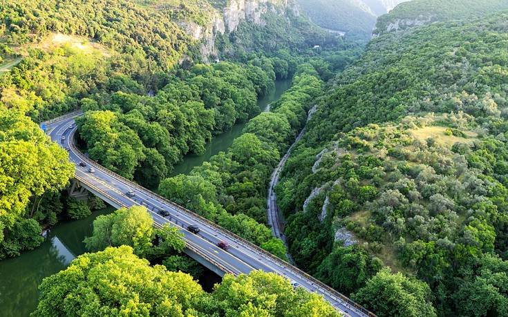 Η καταπράσινη Κοιλάδα των Τεμπών