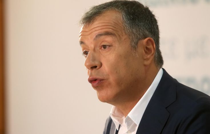 Θεοδωράκης: Δυστυχώς για τη χώρα περνάμε από διαπλοκή σε διαπλοκή