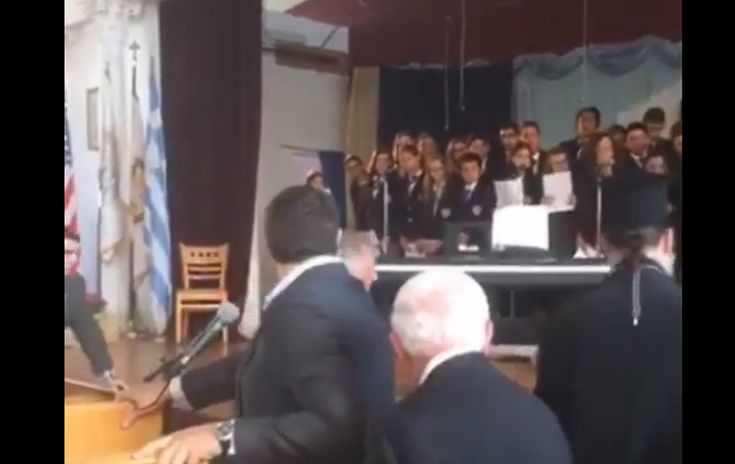 Η στιγμή της λιποθυμίας μαθήτριας ενώ μιλούσε ο Τσίπρας