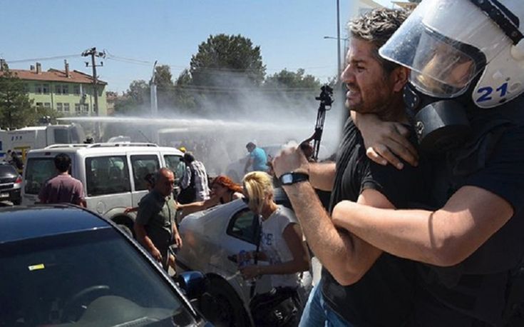 Δακρυγόνα και νερό υπό πίεση κατά εκπαιδευτικών στην Τουρκία