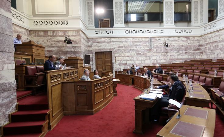 Στη Βουλή η καταγγελία για εξευτελισμό ανηλίκων προσφύγων