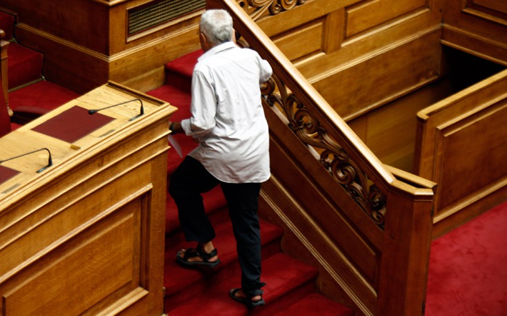 Βουλευτής των Ανεξάρτητων Ελλήνων πήγε στη Βουλή με σανδάλια