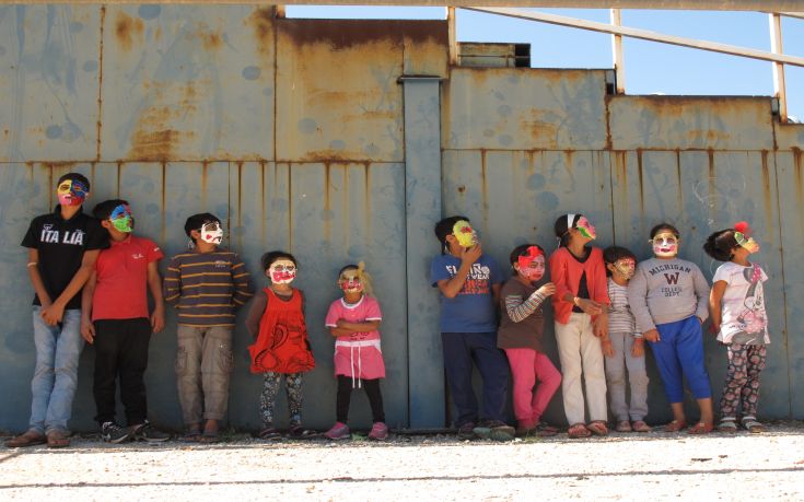 Μάσκες φανερώνουν τα συναισθήματα των προσφυγόπουλων