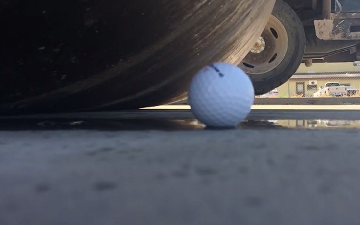 Τι γίνεται όταν ένας οδοστρωτήρας πατάει μπαλάκια του γκολφ;