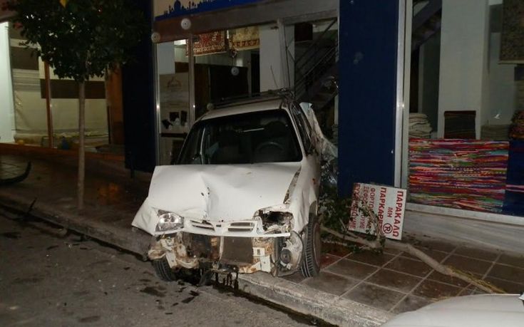 Αυτοκίνητο κατέληξε στην τζαμαρία καταστήματος έπειτα από τροχαίο