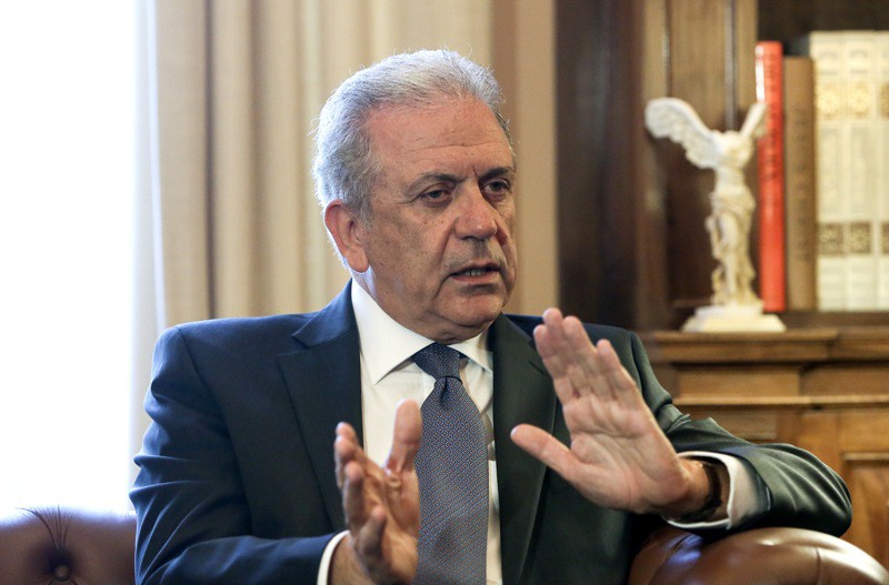 Politico: Ο Αβραμόπουλος ανάγκασε τον Τουσκ να αναθεωρήσει τα σχέδιά του για τη μετανάστευση