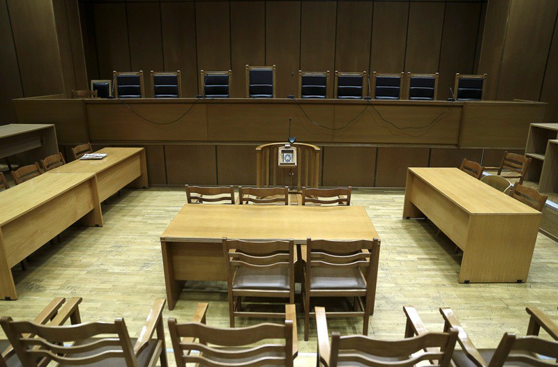 Η δίκη του 1957 που έγινε κάτι σπάνιο μέσα στην αίθουσα