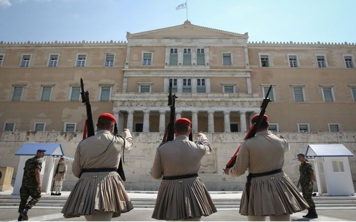 Τι θέλει να πει ο Εύζωνας όταν χτυπάει το όπλο στο έδαφος