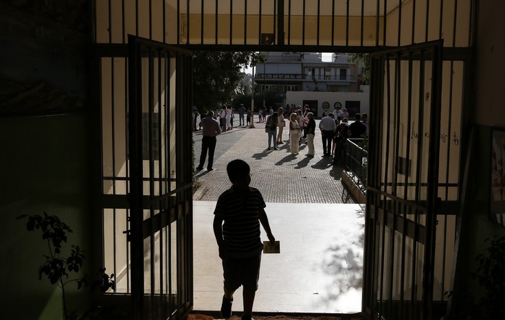 Επίθεση Χρυσαυγιτών με επικεφαλής τον Λαγό σε σχολείο στο Πέραμα