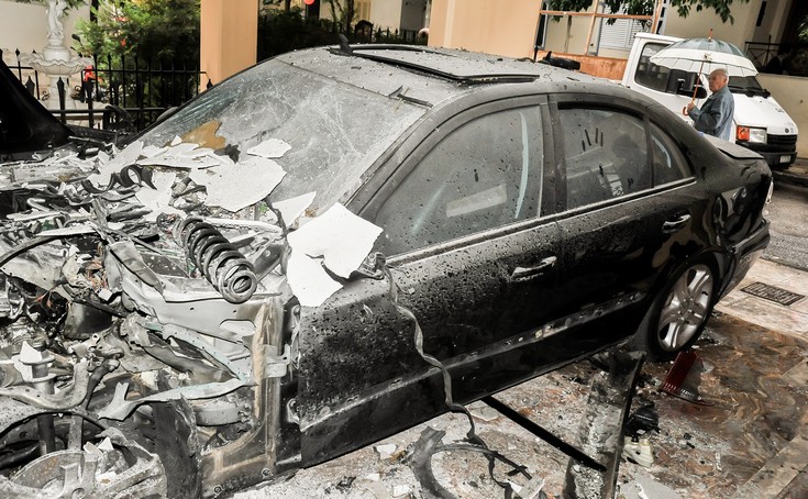 Εικόνες από το αυτοκίνητο του σωφρονιστικού υπαλλήλου μετά την έκρηξη