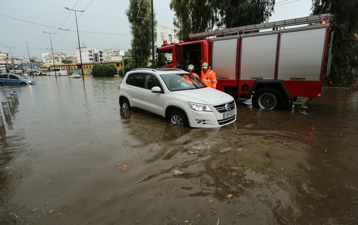 Εγκλωβίστηκαν οδηγοί στην Πειραιώς λόγω της καταιγίδας