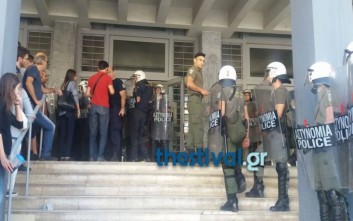 Αποτέλεσμα εικόνας για Θεσσαλονίκη: Ελεύθερος ο 22χρονος που συνελήφθη στην κινητοποίηση ενάντια στους πλειστηριασμούς