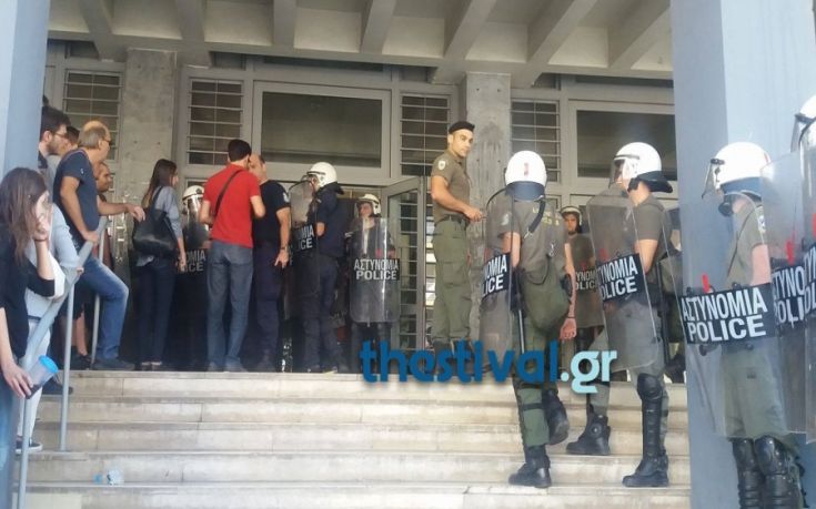 Σύγκρουση διαδηλωτών-ΜΑΤ στη Θεσσαλονίκη για τους πλειστηριασμούς