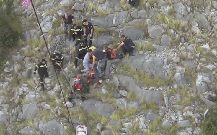 Εικόνες που κόβουν την ανάσα από τη διάσωση τραυματία με Super Puma