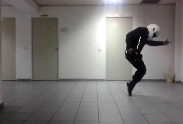 Αστυνομικός της ΔΙΑΣ χορεύει Μάικλ Τζάκσον με στολή και κράνος