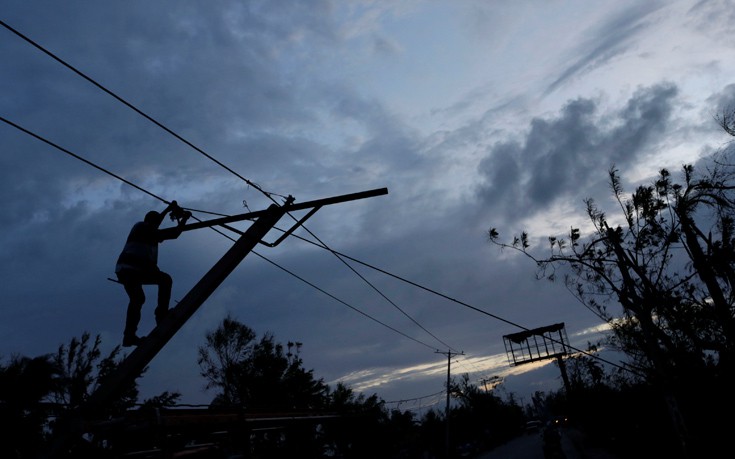 Στο σκοτάδι πάνω από 800.000 νοικοκυριά λόγω του κυκλώνα Μάθιου στην Φλόριντα