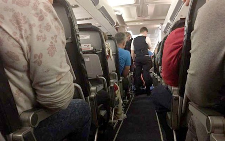 Επιβάτες αεροπλάνου αναγκάστηκαν να συνταξιδέψουν με νεκρή γυναίκα που πέθανε εν ώρα πτήσης