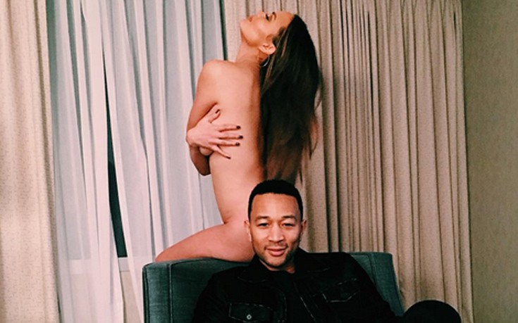 Η Chrissy Teigen γυμνή εύχεται «Χρόνια Πολλά»