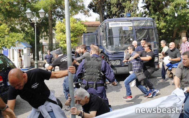 Τεχνικοί και δημοσιογράφοι έσπασαν τον αστυνομικό κλοιό και έφτασαν στο Μαξίμου