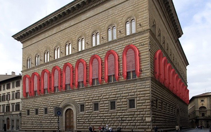 Το Palazzo Strozzi στην Φλωρεντία γέμισε σωσίβιες λέμβους