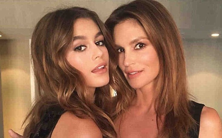 Πανέμορφες και… ολόιδιες η Cindy Crawford και η κόρη της Kaia