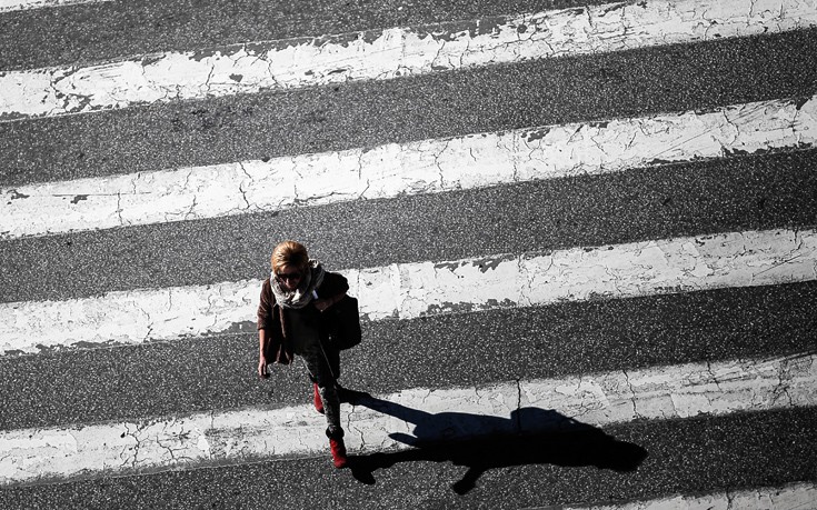 Τα πρώτα πεζοδρόμια – φωτεινοί σηματοδότες για κολλημένους χρήστες κινητών τηλεφώνων