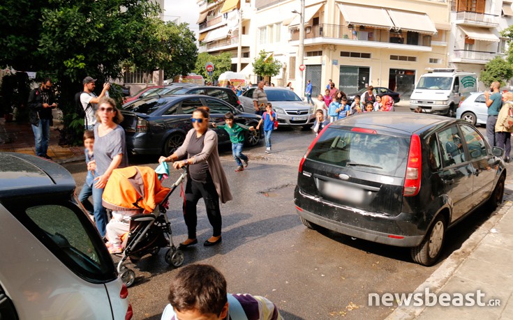 Χειροκρότημα στα προσφυγόπουλα αντί για λουκέτο στο σχολείο