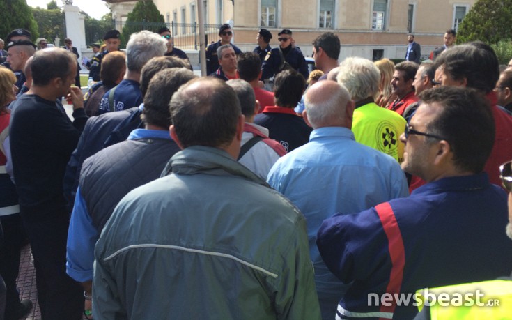 Αποχώρησαν οι εργαζόμενοι του ΕΚΑΒ από τη Βουλή