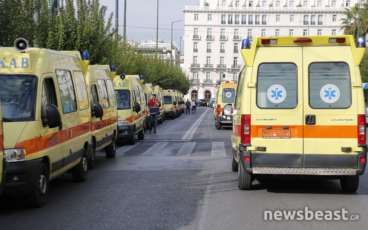 Εργαζόμενοι του ΕΚΑΒ απέκλεισαν την είσοδο της Βουλής