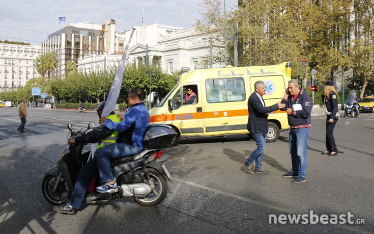 Παραμένουν έξω από τη Βουλή εργαζόμενοι του ΕΚΑΒ και δεκάδες ασθενοφόρα