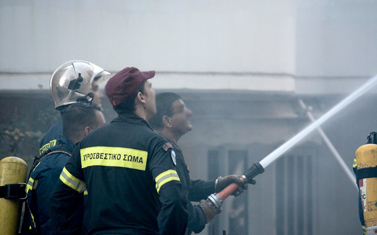 Σε εξέλιξη πυρκαγιά σε εργοστάσιο στα Οινόφυτα