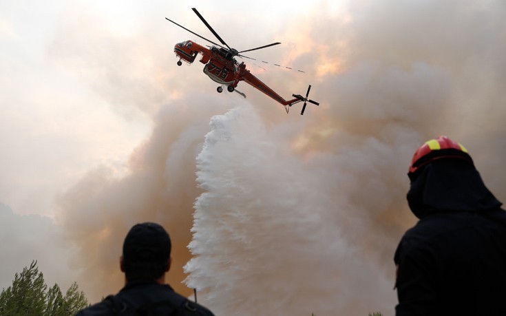 Πυρκαγιά καίει αγροτοδασική έκταση στην Πέτα Κερατέας
