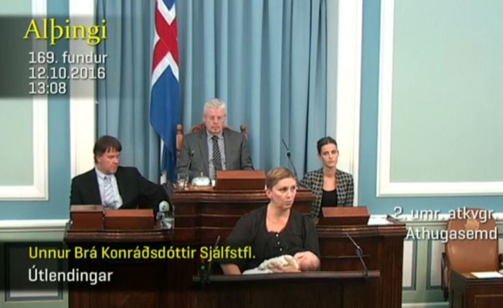Βουλευτής στην Ισλανδία εκφώνησε ομιλία ενώ θήλαζε το μωρό της