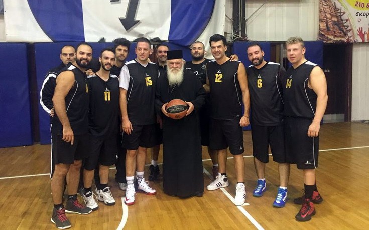 Σε αγώνα μπάσκετ ο Αρχιεπίσκοπος Ιερώνυμος