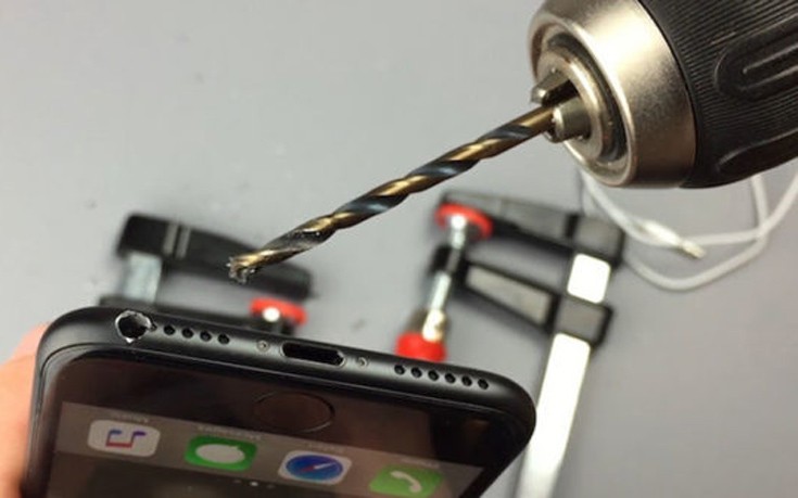 Πώς να ανοίξεις υποδοχή για ακουστικά στο iPhone7 με… τρυπάνι