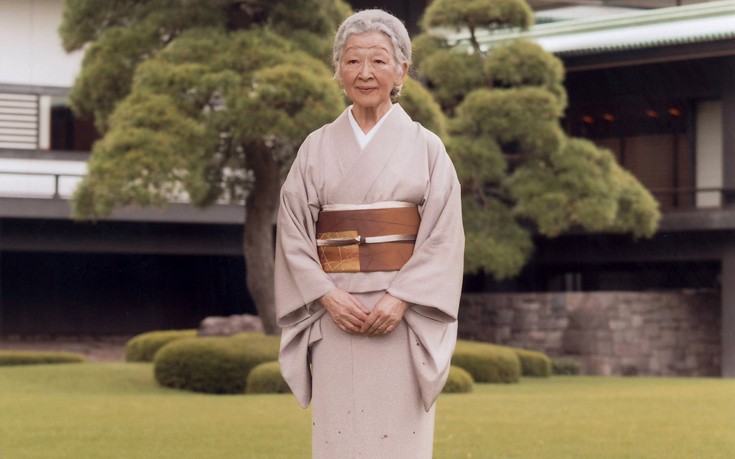 Έκλεισε τα 82 η αυτοκράτειρα της Ιαπωνίας που ήταν κοινή θνητή πριν γίνει γαλαζοαίματη