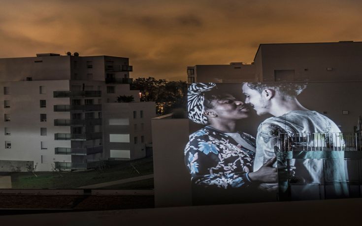 julien-nonnon-digital-street-art-paris-couples-kissing-designboom-010 julien-nonnon-digital-street-art-paris-couples-kissing-designboom-010
