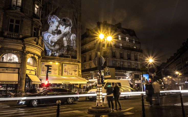 julien-nonnon-digital-street-art-paris-couples-kissing-designboom-04 julien-nonnon-digital-street-art-paris-couples-kissing-designboom-04