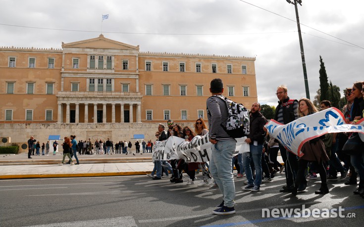 Έξω από τη Βουλή οι εργαζόμενοι στις κοινωνικές δομές