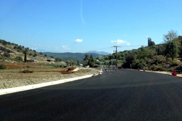 Έστρωσαν με ασφάλτο το δρόμο και άφησαν το στύλο της ΔΕΗ στη μέση…