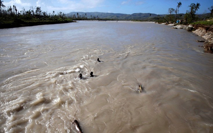 Εκατοντάδες άνθρωποι εγκλωβισμένοι από τις πλημμύρες στη Β. Καρολίνα