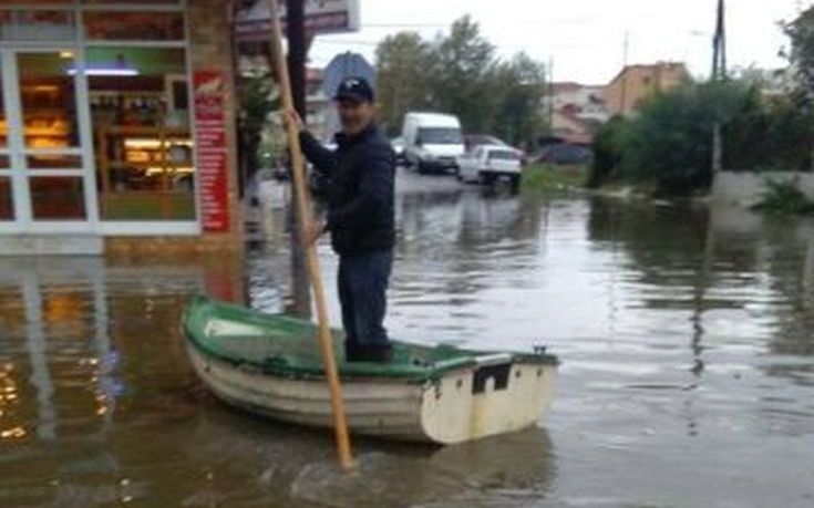 Μέχρι και βάρκες επιστράτευσαν οι κάτοικοι του Μεσολογγίου