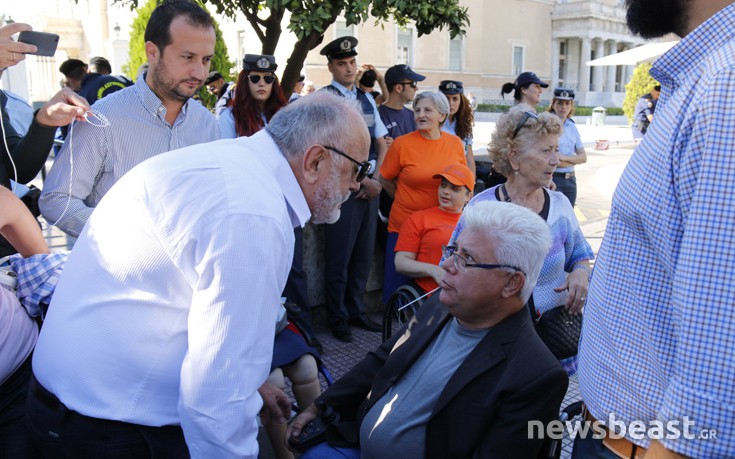 Ο Κουρουμπλής συνομίλησε με τους διαμαρτυρόμενους έξω από τη Βουλή