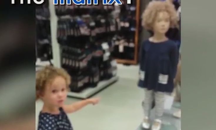 Η μικρή που βρήκε τη σωσία της σε μια κούκλα