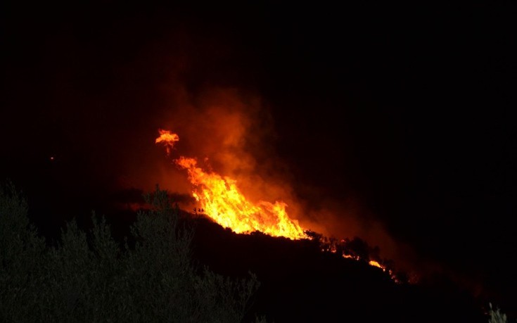 Δύσκολη νύχτα στον Πλάτανο Κισάμου από την πύρινη λαίλαπα