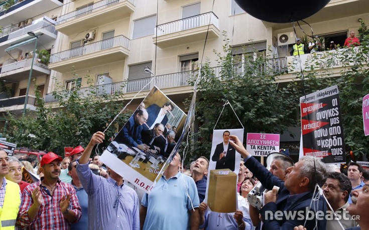 Άλογα, μπαλόνια και&#8230; μύτες Πινόκιο έξω από το υπουργείο Υγείας