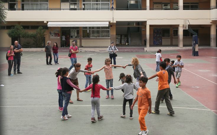 Με θέρμη υποδέχτηκαν τα προσφυγόπουλα δάσκαλοι στο Ωραιόκαστρο